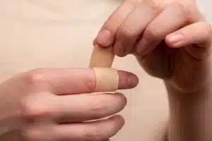 Comment réaliser une attelle pour doigt maison en cas de blessure