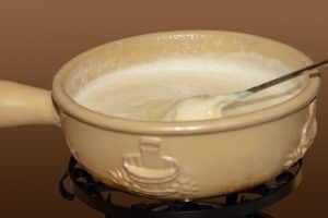 Comment réaliser une fondue sans caquelon : astuces et recettes