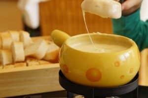 Comment réaliser une fondue sans caquelon : astuces et recettes